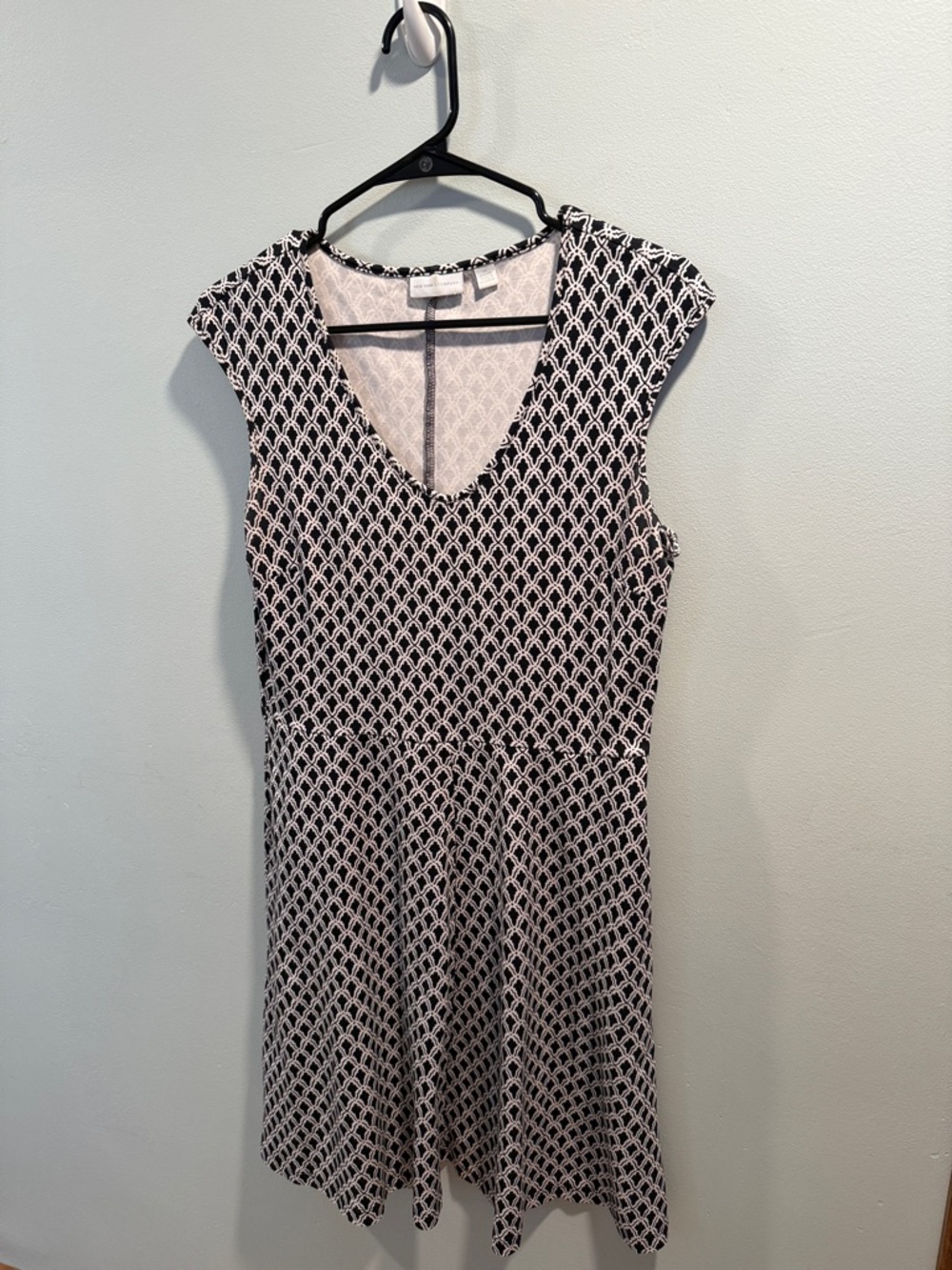 New York & Company Black and White Patterned V-Neck Dress Size Medium